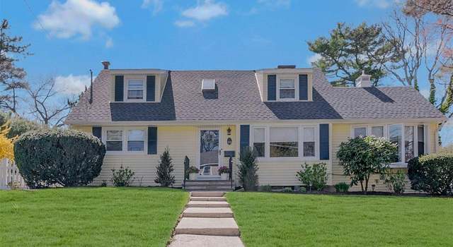Photo of 99 Fort Hill Rd, Huntington, NY 11743