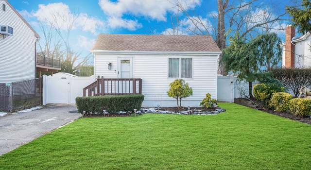 Photo of 681 East Dr, Lindenhurst, NY 11757