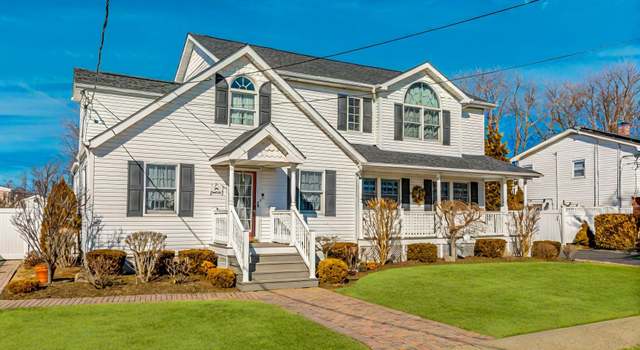 Photo of 66 E Saltaire Rd, Lindenhurst, NY 11757