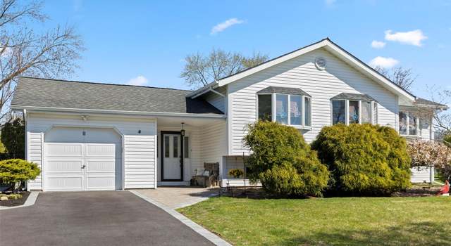 Photo of 10 Holly Dr, East Northport, NY 11731
