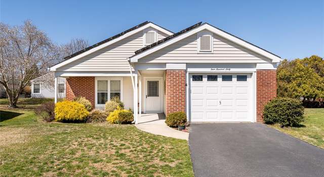 Photo of 460 Summerwood Ct, Ridge, NY 11961