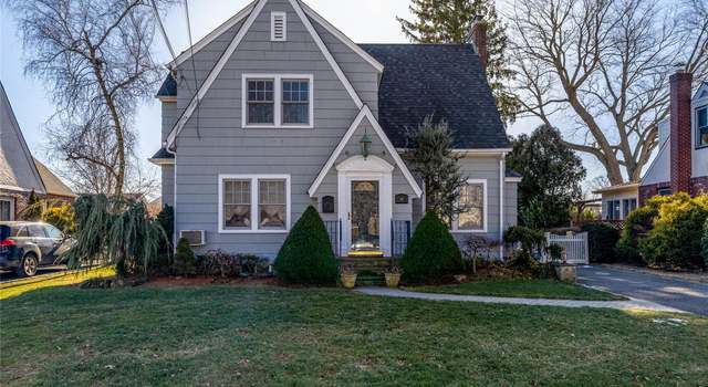 Photo of 14 Garden Pl, Bay Shore, NY 11706
