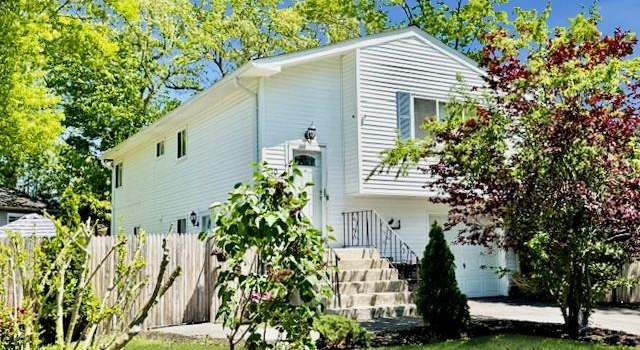Photo of 10 Brushwood Dr, Shirley, NY 11967