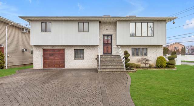 Photo of 57 Cheslan Ct, Oceanside, NY 11572