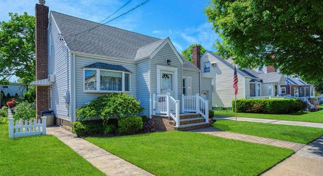 Photo of 19 Winthrop St, New Hyde Park, NY 11040