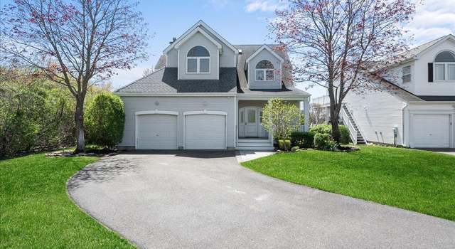 Photo of 11 Wateredge Ct, Oakdale, NY 11769