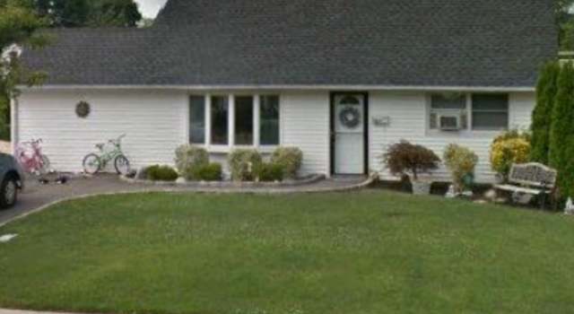 Photo of 1 Edgewood Dr, Syosset, NY 11791