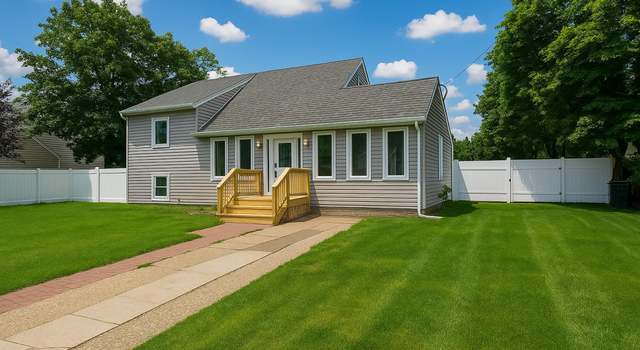 Photo of 133 Adams St E, East Islip, NY 11730