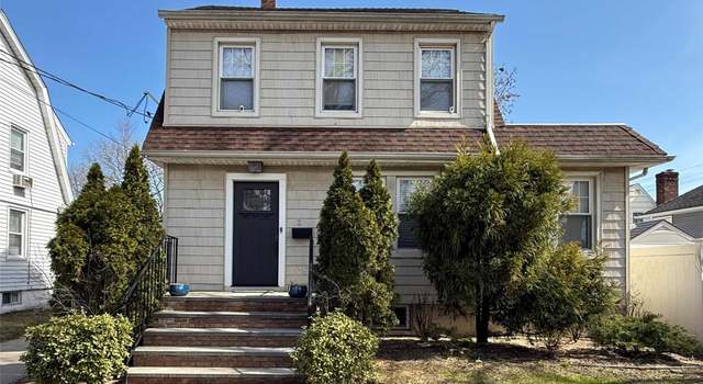 Photo of 2 Devon St, Lynbrook, NY 11563