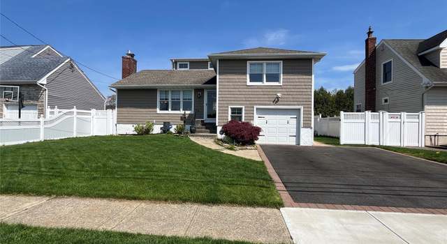 Photo of 213 2nd Ave, Massapequa Park, NY 11762