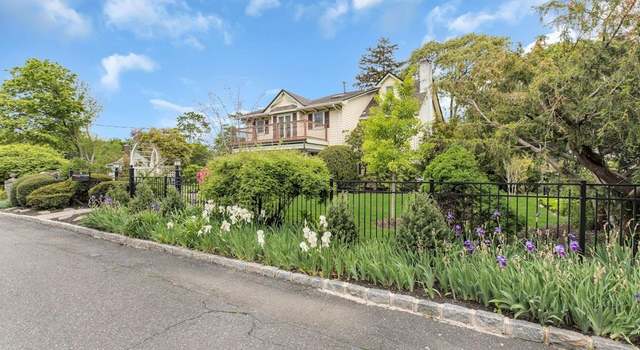 Photo of 5 Hallett Ct, Blue Point, NY 11715