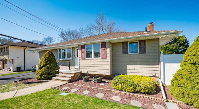 Photo of 3 Baylor Dr, Smithtown, NY 11787