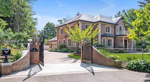 Photo of 8 Chanticlare Dr, Manhasset, NY 11030