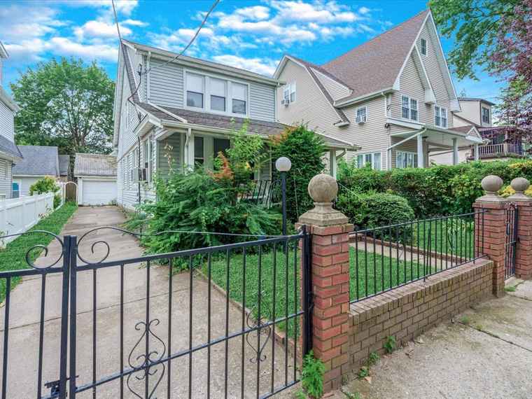Photo of 11554 174 St Saint Albans, NY 11434