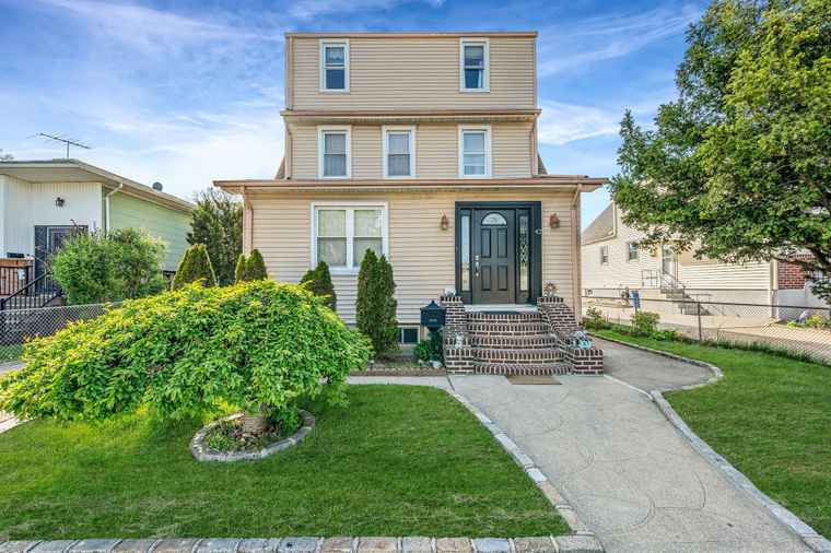Photo of 42 S Montague St Valley Stream, NY 11580