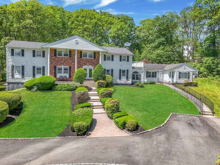 Photo of 11 Country Squire Ct Dix Hills, NY 11746