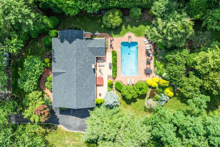 Photo of 14 Etna Ln Dix Hills, NY 11746