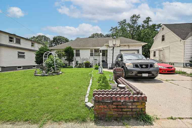 Photo of 92 Fir St Valley Stream, NY 11580