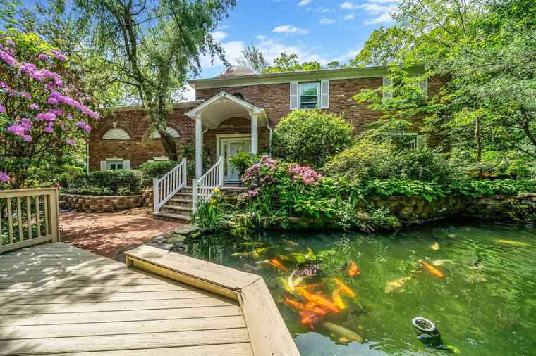 Photo of 25 Rustic Gate Ln Dix Hills, NY 11746