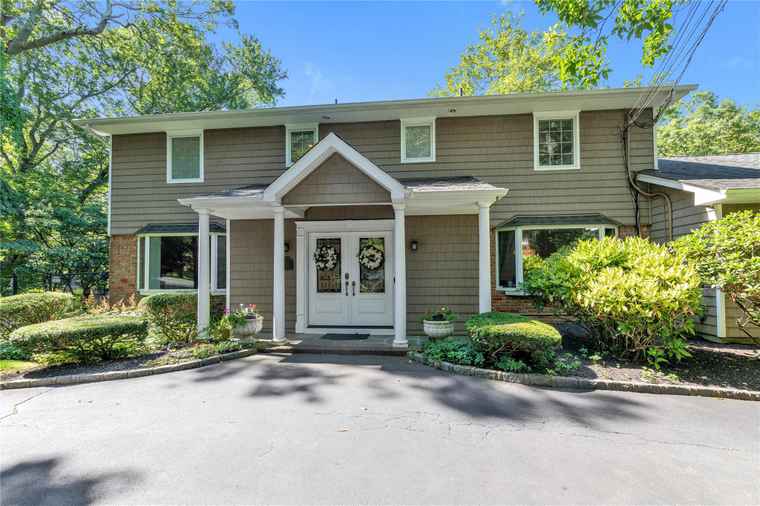 Photo of 8 Lisa Dr Dix Hills, NY 11746