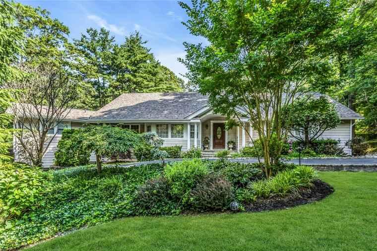 Photo of 31 Stonywell Ct Dix Hills, NY 11746