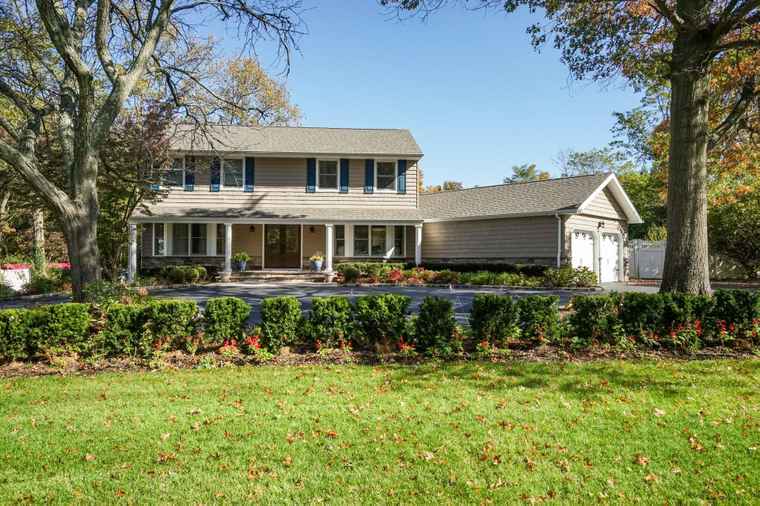 Photo of 29 Astro Pl Dix Hills, NY 11746