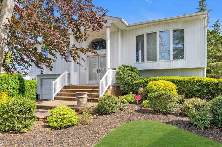 Photo of 1692 North Gate Merrick, NY 11566