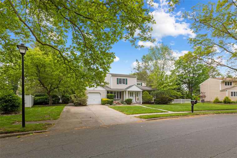 Photo of 7 Kinsella St Dix Hills, NY 11746
