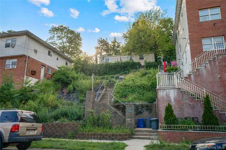Photo of 37 New Ave Yonkers, NY 10704