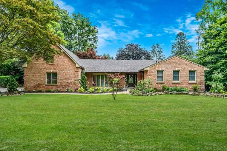 Photo of 6 Memas Ct Dix Hills, NY 11746