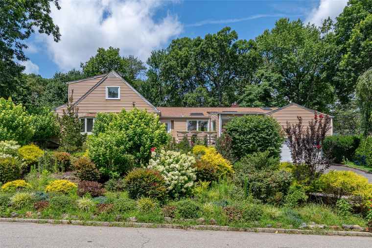Photo of 130 Wood Hollow Ln New Rochelle, NY 10804