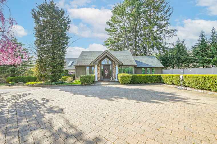Photo of 527 Deer Park Ave Dix Hills, NY 11746-5207