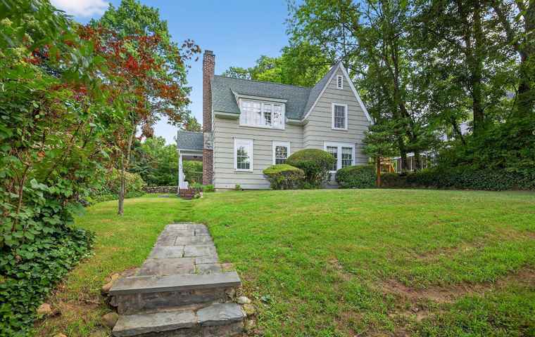 Photo of 240-17 E Pine St Douglaston, NY 11363