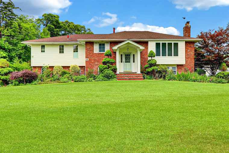 Photo of 18 Pashen Pl Dix Hills, NY 11746