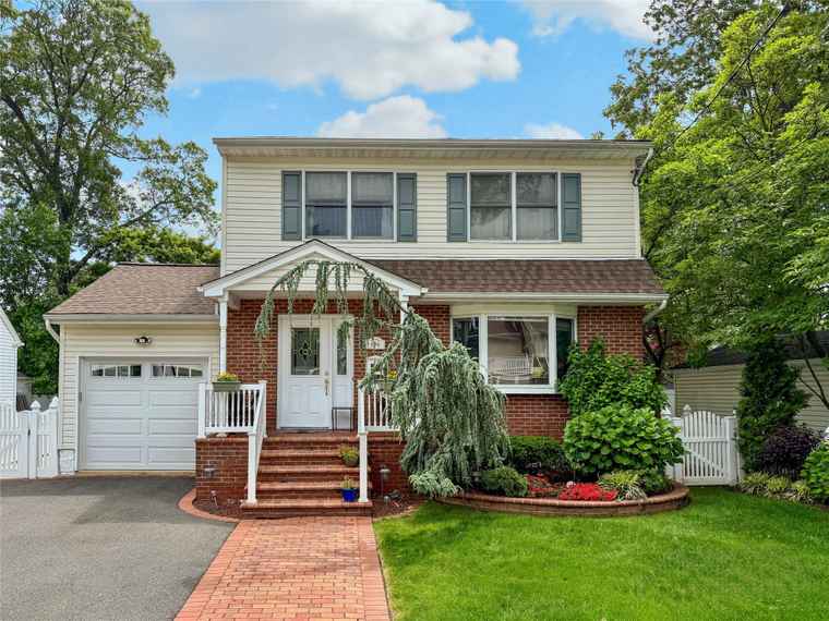 Photo of 156 E Maujer St Valley Stream, NY 11580