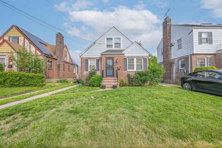 Photo of 49 Union St Valley Stream, NY 11580