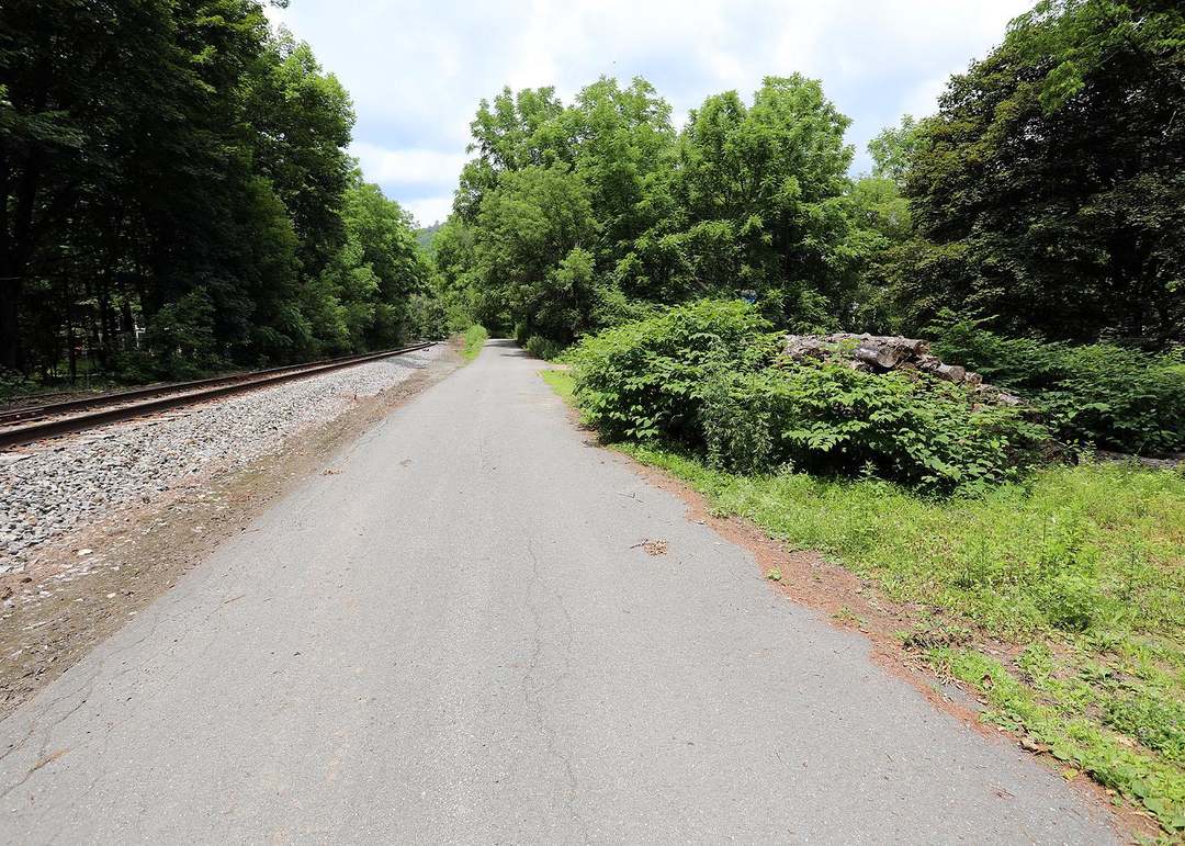 Railroad Ave