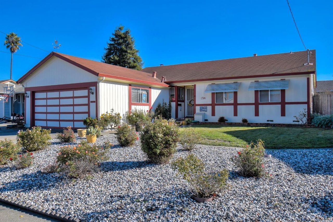 1704 Kearny St Petaluma Ca 94954 3 Beds 2 Baths