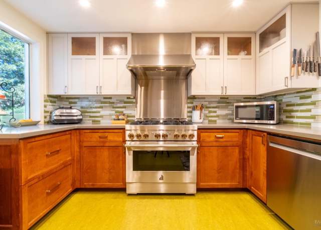 Property at 2066 Stonefield Ln, Santa Rosa, CA 95403, 2 beds, 2.5 baths