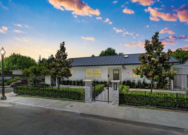 Property at 1003 Sunnyside Dr, Healdsburg, CA 95448, 5 beds, 5.5 baths
