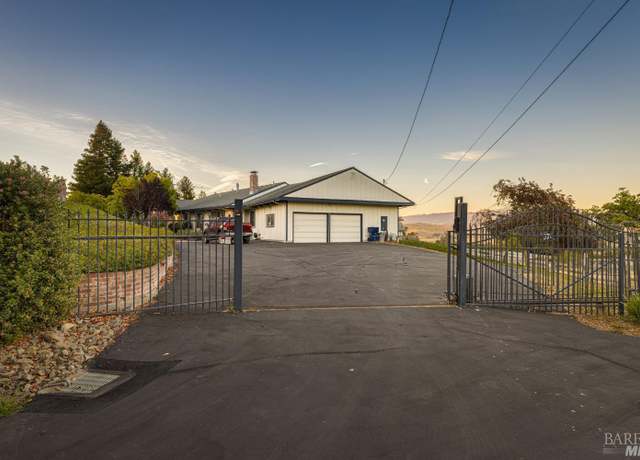 Property at 374 Sprauer Rd, Petaluma, CA 94952, 4 beds, 3.5 baths