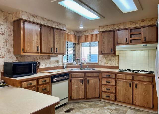 Property at 24 Blanco Pl, Ukiah, CA 95482, 2 beds, 2 baths
