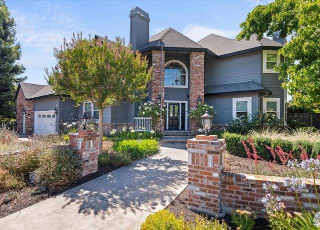 Property at 433 Tee Ct, Healdsburg, CA 95448, 4 beds, 3.5 baths