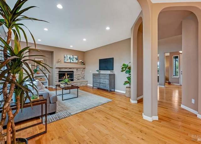 Property at 7580 Meadowlark Dr, Sebastopol, CA 95472, 5 beds, 3.5 baths