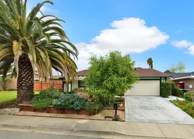 Property at 204 Holiday Hills Dr, Martinez, CA 94553, 3 beds, 2 baths