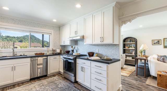 Photo of 911 University St, Healdsburg, CA 95448