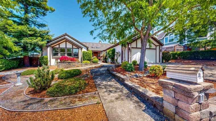 Photo of 11 Sunnyslope Ct Petaluma, CA 94952