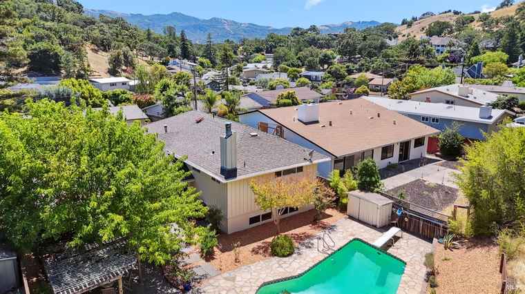 Photo of 21 Sunnyhill Rd Novato, CA 94945