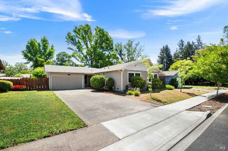 Photo of 2462 Butte St Napa, CA 94558