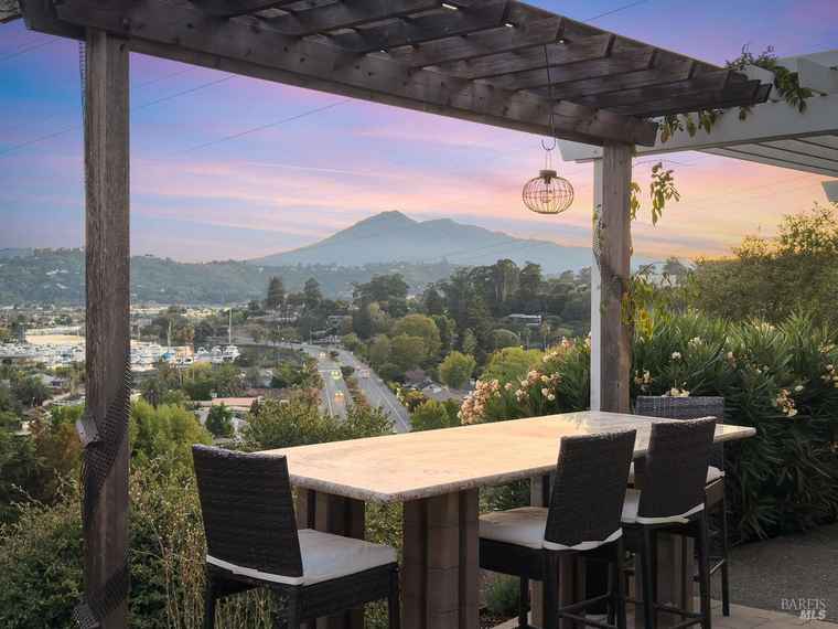 Photo of 15 Junipero Serra Ave San Rafael, CA 94901